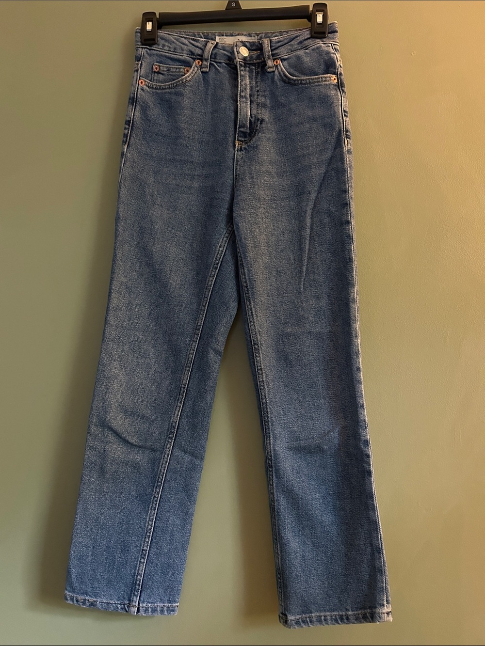 Topshop Moto high-waisted denim jeans in a medium blue wash Size W25/L30